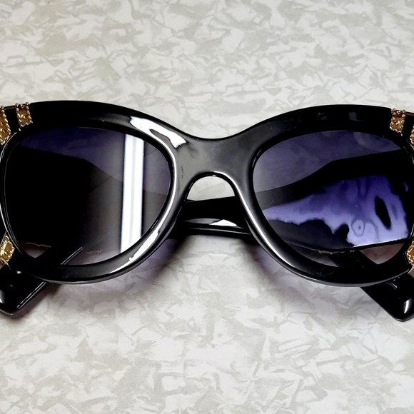 Elegant Black and Gold Sunglasses - Picture 4 of 4